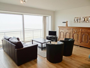 Apartment with frontal sea view in Nieuwpoort